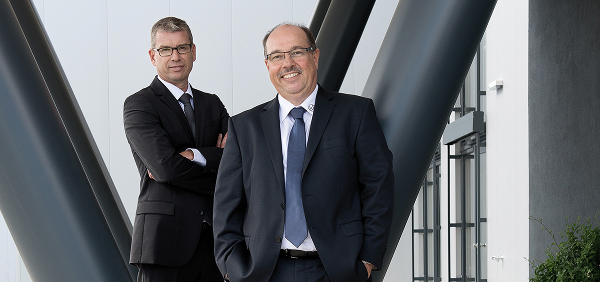 Geschäftsführer: li. Sven Leier (Produktion, Vertrieb, IT) & re. Reinhard Kößler (Qualität, Entwicklung, Finanzen) Geschäftsführer: li. Sven Leier (Produktion, Vertrieb, IT) & re. Reinhard Kößler (Qualität, Entwicklung, Finanzen)